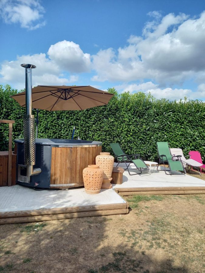 Le Jacuzzi privé_La Chapeliere à La Chapelle-Bâton