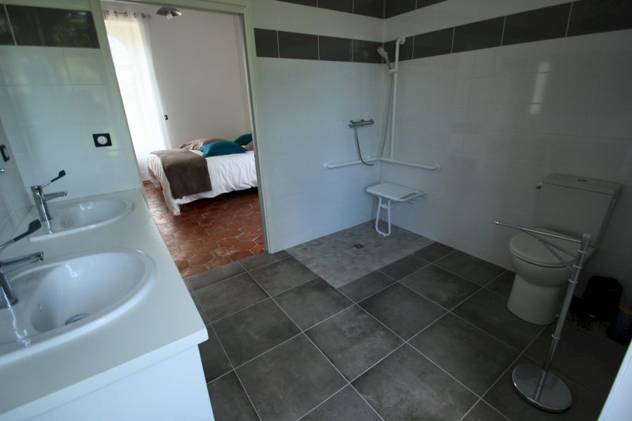 Gîte La Charmille – Salle d&rsquo;eau PMR – Saint Gaudent – 11