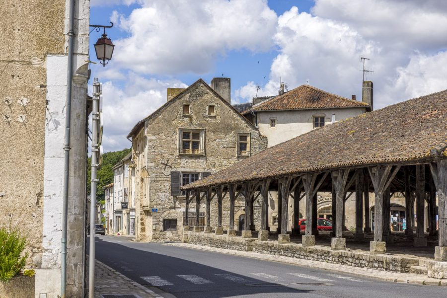 D-Darrault-Petites-Cites-de-Caractere-Place des Halles