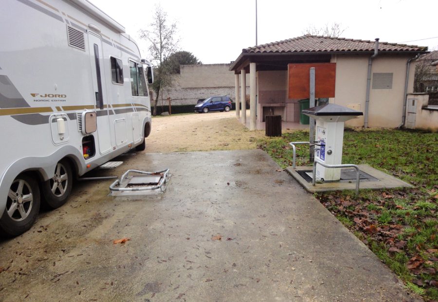 Aire de stationnement camping-car avec aire de services_3