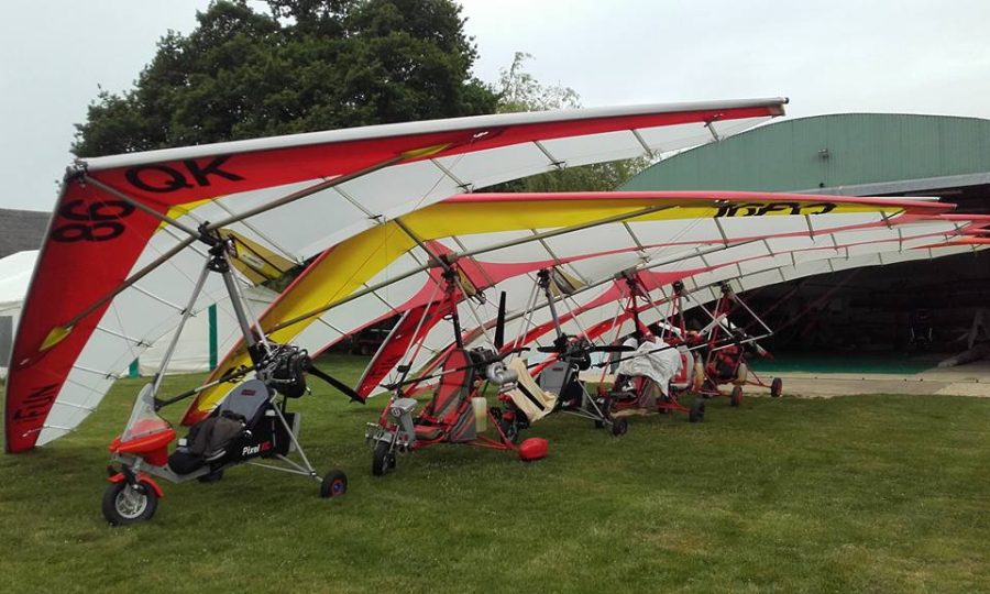 Patrouille d&rsquo;ULM pendulaires au parking