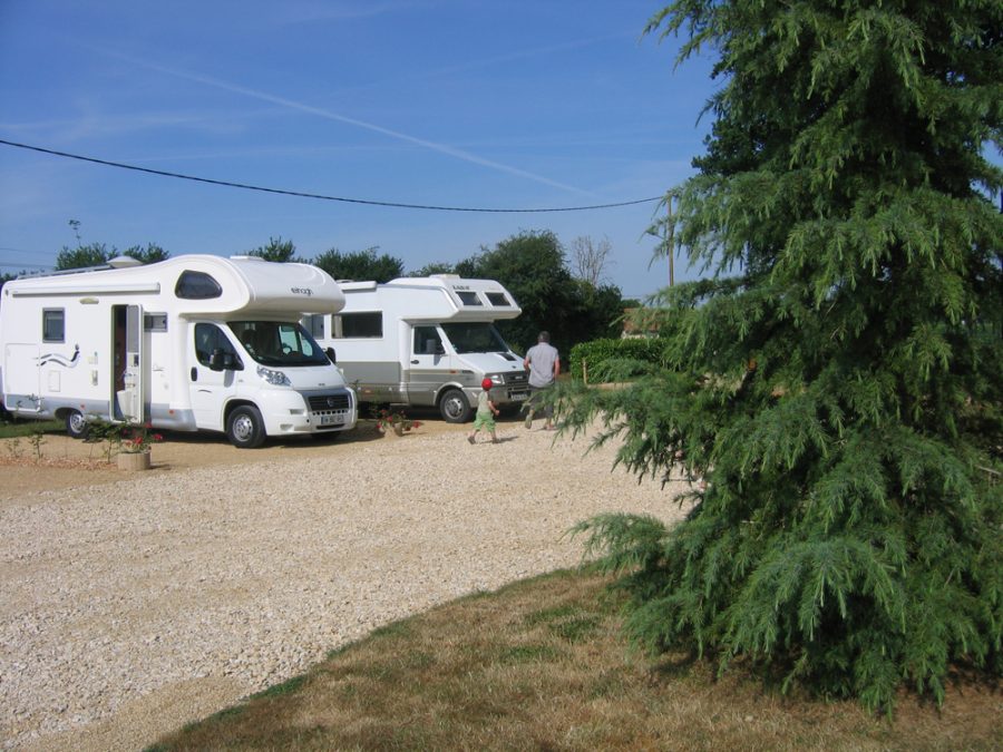 Aire de stationnement camping-car avec aire de services_2
