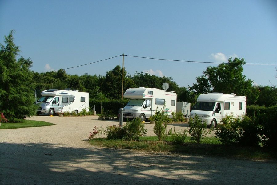 Aire de stationnement camping-car avec aire de services_5