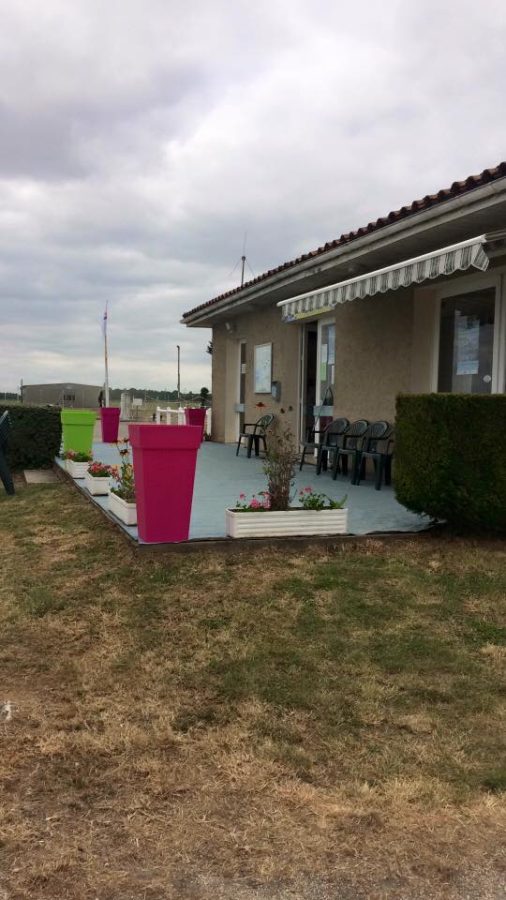 Maison d&rsquo;aérodrome : accueil, bureau de piste, terrasse, bar